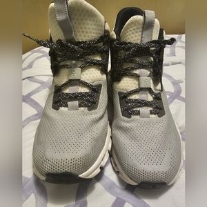 On Cloud tec Helion Superfoam Size 10.5 Black/Grey w/White Soles